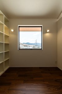 緑と調和するイエ